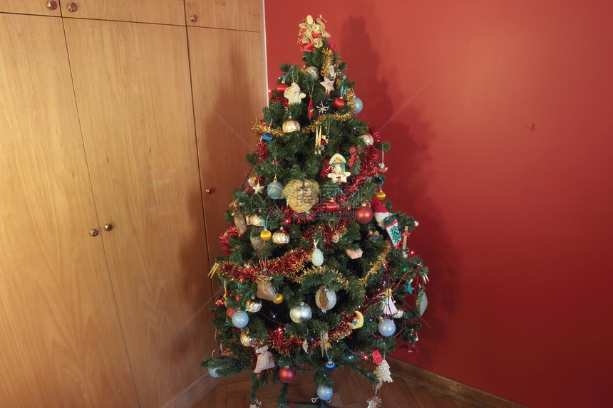 为假期装饰的圣诞树图片