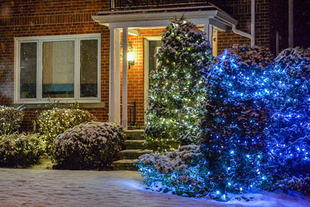 圣诞节用灯装饰的房子背景图片