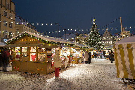 爱沙尼亚塔林老城市政厅广场的圣诞图片