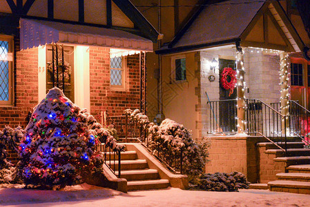 圣诞节用灯装饰的房子背景图片