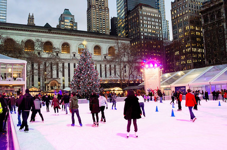 2013年12月10日曼哈顿布赖恩特公园圣诞节附近的冰滑背景图片