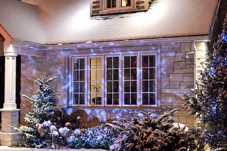 圣诞节用灯装饰的房子图片