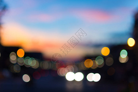 黄昏时城市大街的交通和城图片