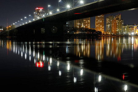 黑暗的城市风景夜间在河上有明亮图片