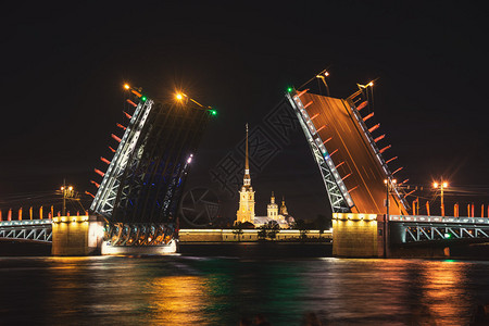 俄罗斯圣彼得堡宫桥与彼得和保罗要塞在晚上的背景晴朗黑暗的天空城市中图片