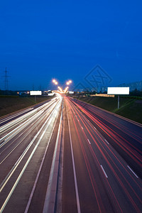 夜间在高速公路上图片