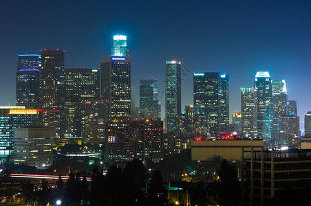 洛杉矶摩天大楼在晚上图片