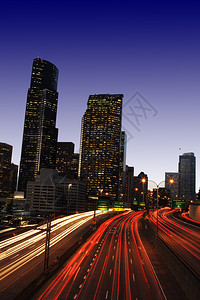 城市高速公路上的交通繁忙慢曝光图片