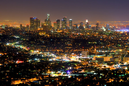 夜间洛杉矶摩天大楼的城图片