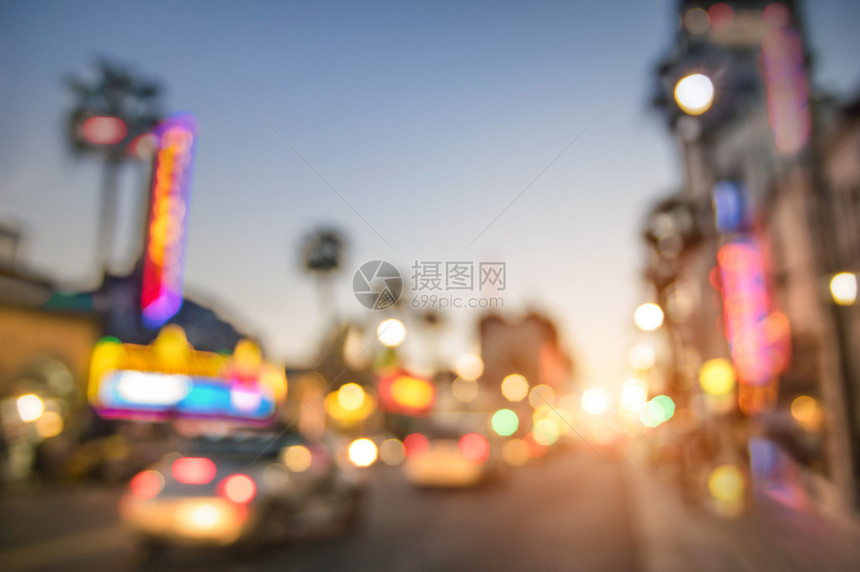 日落时好莱坞大道的散焦模糊图片