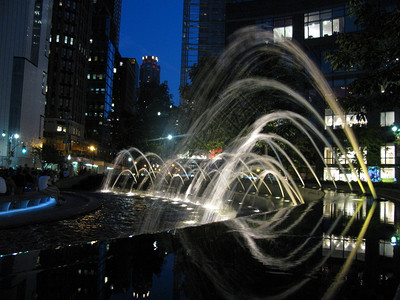 夜灯下的喷泉流纽约图片