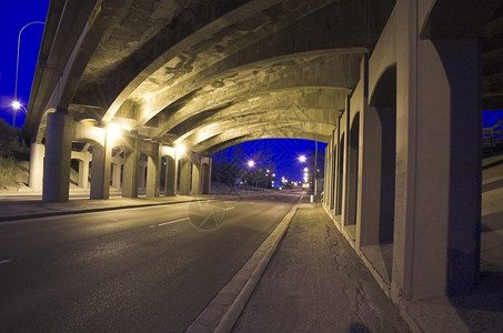 市内路在夜间通图片