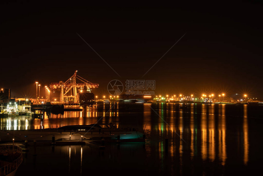 从Tauranga港桥的港口灯光上闪亮的镜头照明弹图片