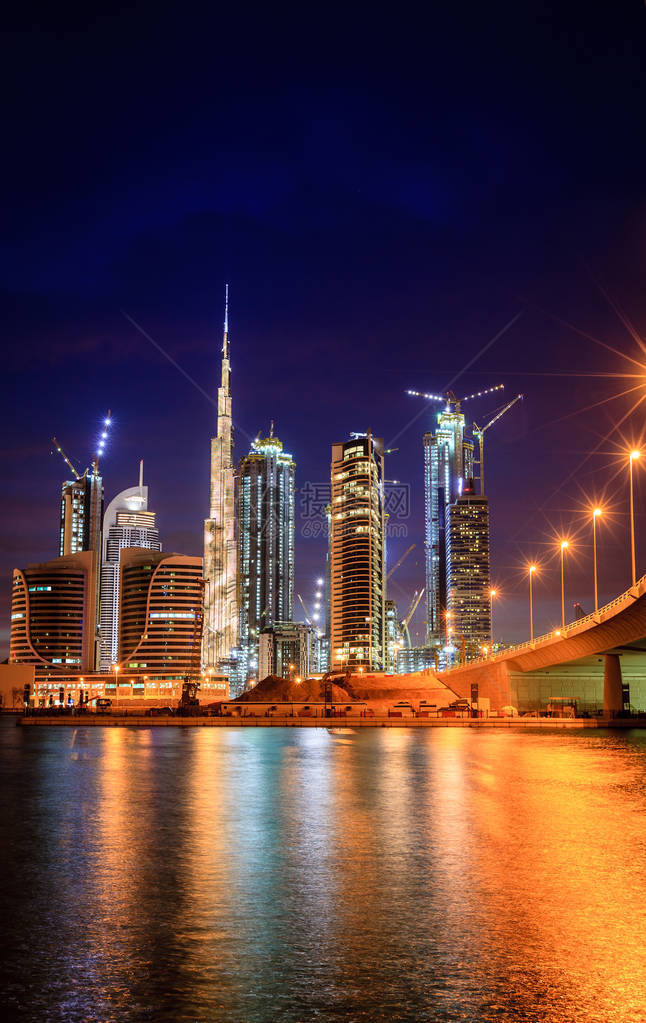 迪拜市中心天际线夜景图片
