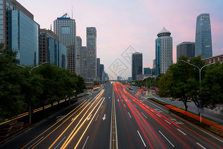 北京市中央商业区街上的灯光路迹晚图片