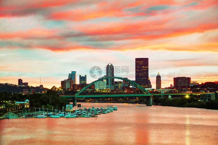 匹兹堡市风景与俄亥河和船上在夜晚它图片