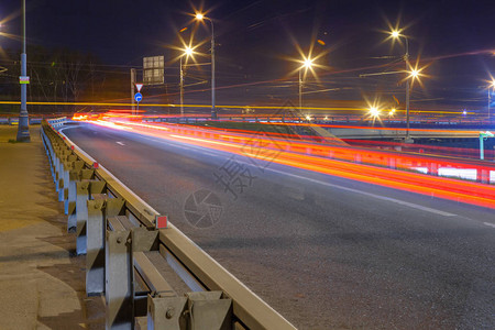 城市公路附近有图片