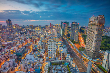日落时日本东京的城市景观图片