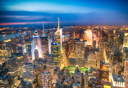 夜晚曼哈顿的灯光纽图片