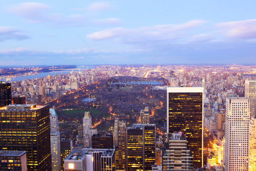 纽约市中央公园与曼哈顿天际和黄昏摩天大图片
