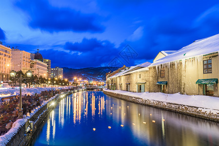 冬季照明期间的日本古老运河小泉岛背景图片