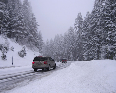冬季风景雪路汽图片