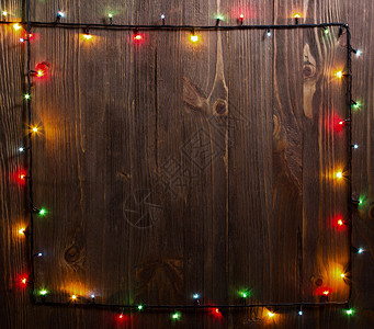 木制背景上的圣诞假期灯背景图片