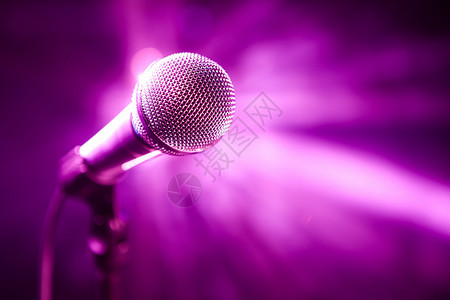 紫色背景舞台上的麦克风图片