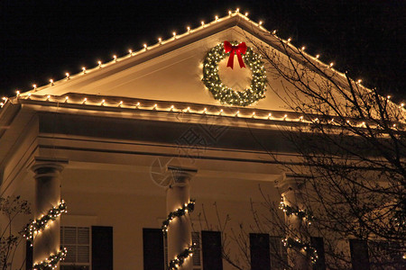 有圣诞灯的房子的顶部图片