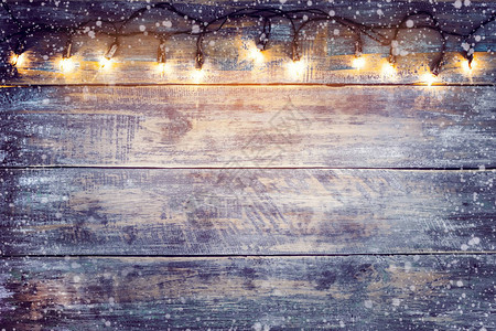 圣诞灯泡与木桌上的雪圣诞快乐xmas背景顶视图图片