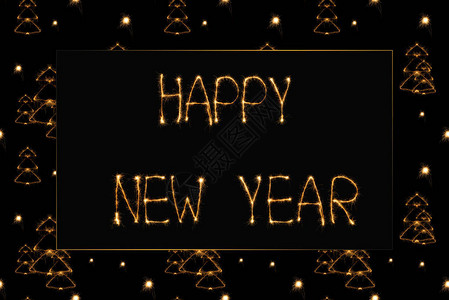 新年快乐的光字母和黑幕上fir树上的亮图片