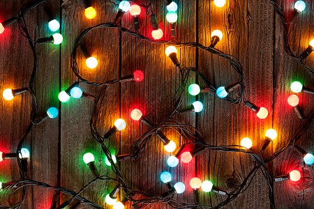 木桌上的圣诞彩灯图片