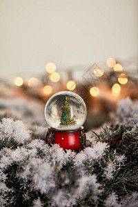 装饰雪球和圣诞树图片