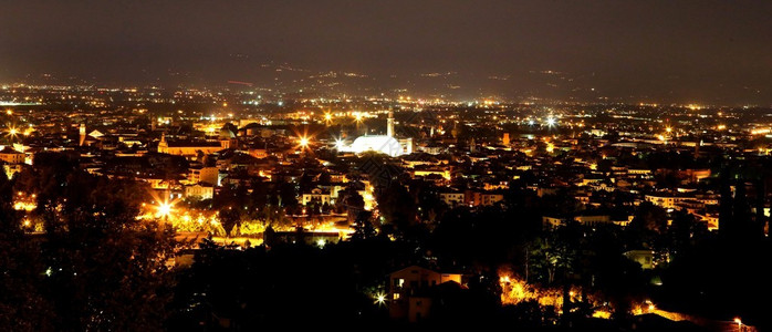 蒙特贝里科夜里意大利城市的灯光和背景