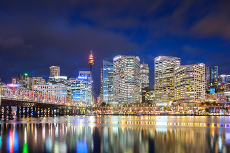 澳大利亚悉尼达林港附近黄昏时的悉尼天图片