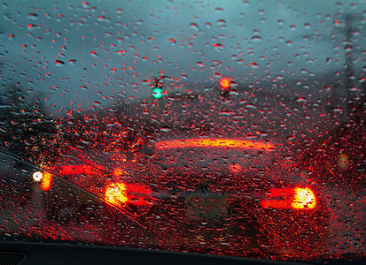 在大雨中通过前车窗查看图片