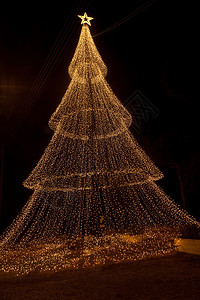 由数百个小灯组成的圣诞树图片