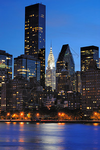 纽约市位于曼哈顿中城的天线从东河图片