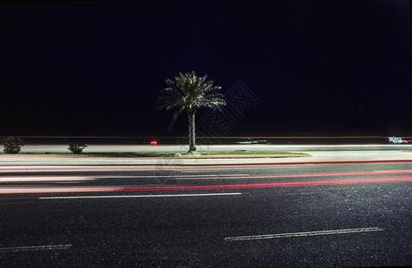夜间在科威特市海滨长廊的街道图片