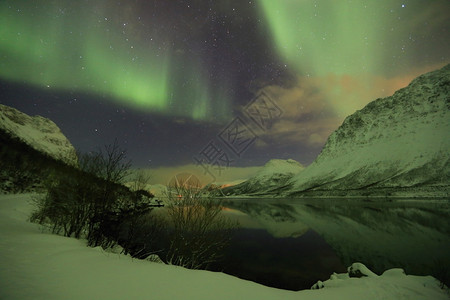 北极光挪威雪冬季山脉星图片