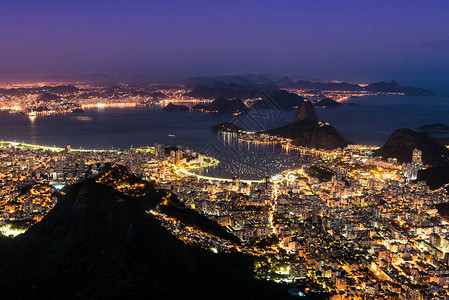 科尔瓦多里约热内卢夜景与甘糖罗瓦夫山GoogarloafMou背景