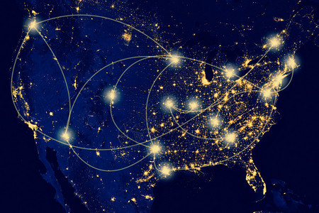 美国高速公路和航空公司的夜空中图片