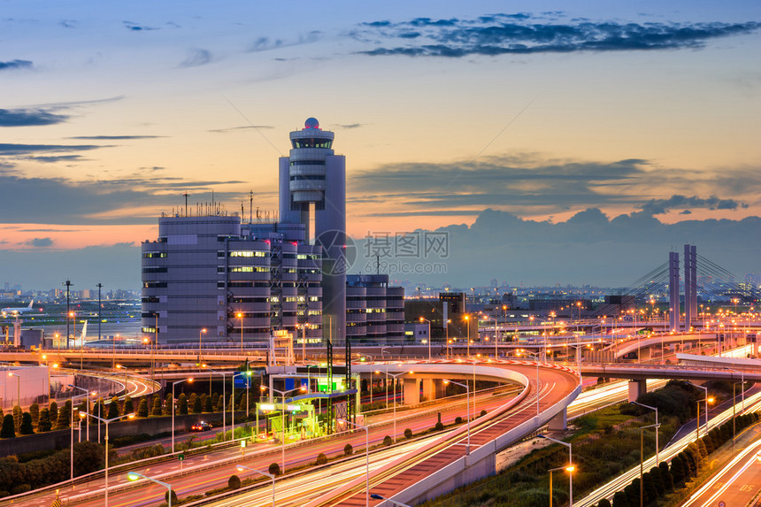 日本东京的羽田机场建筑和道路校对P图片