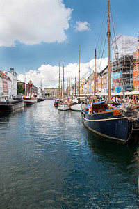哥本哈根运河上的游艇港口图片