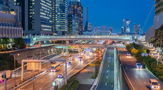 东京台场的夜间交通背景图片