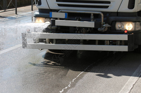 清洗街道的卡车强大的水溅图片