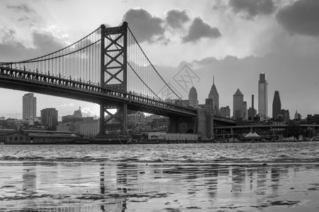 费城天际线本富兰克林大桥和宾夕法尼亚州登陆日落全景图片
