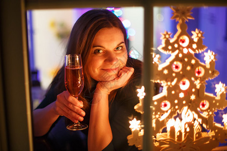 通过庆祝除夕新年和喝香槟的窗口描绘年图片