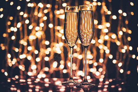 香槟杯对节庆灯的选择聚焦点图片