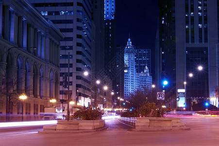 天黑后的密歇根大道美国伊利诺伊州芝加哥密歇根大道是芝加哥的一条主要南北大街密歇根大道和前方的壮丽大道长背景
